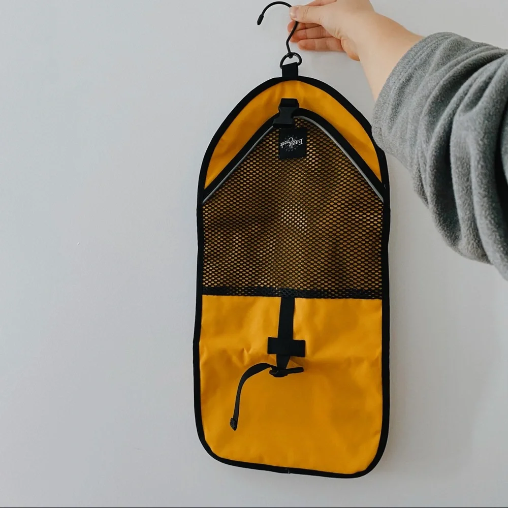 Travel hanging toiletry bag